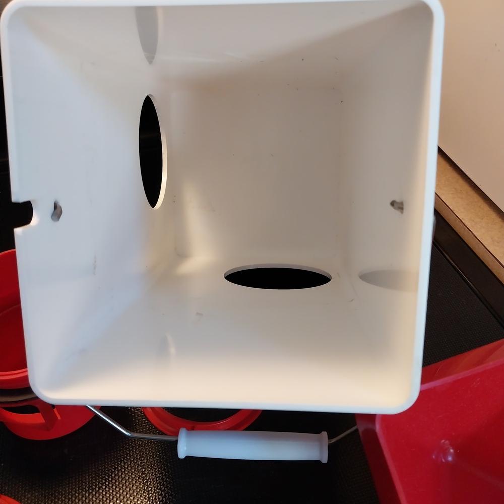 CHICK2CHICKEN 2-Port Feeder – White with Red & Blue Accents - Picture 9 of 9